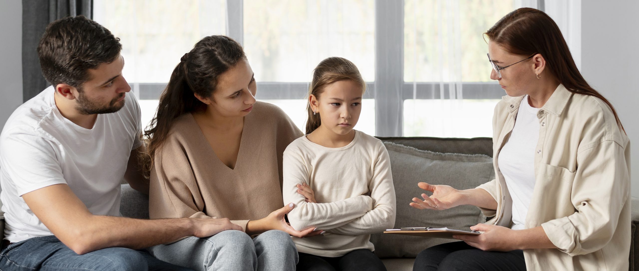 medium-shot-therapist-discussing-with-family